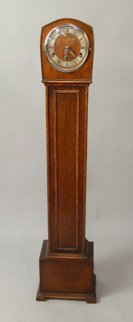 Appraisal: A 's oak grandmother clock with eight day chiming movement