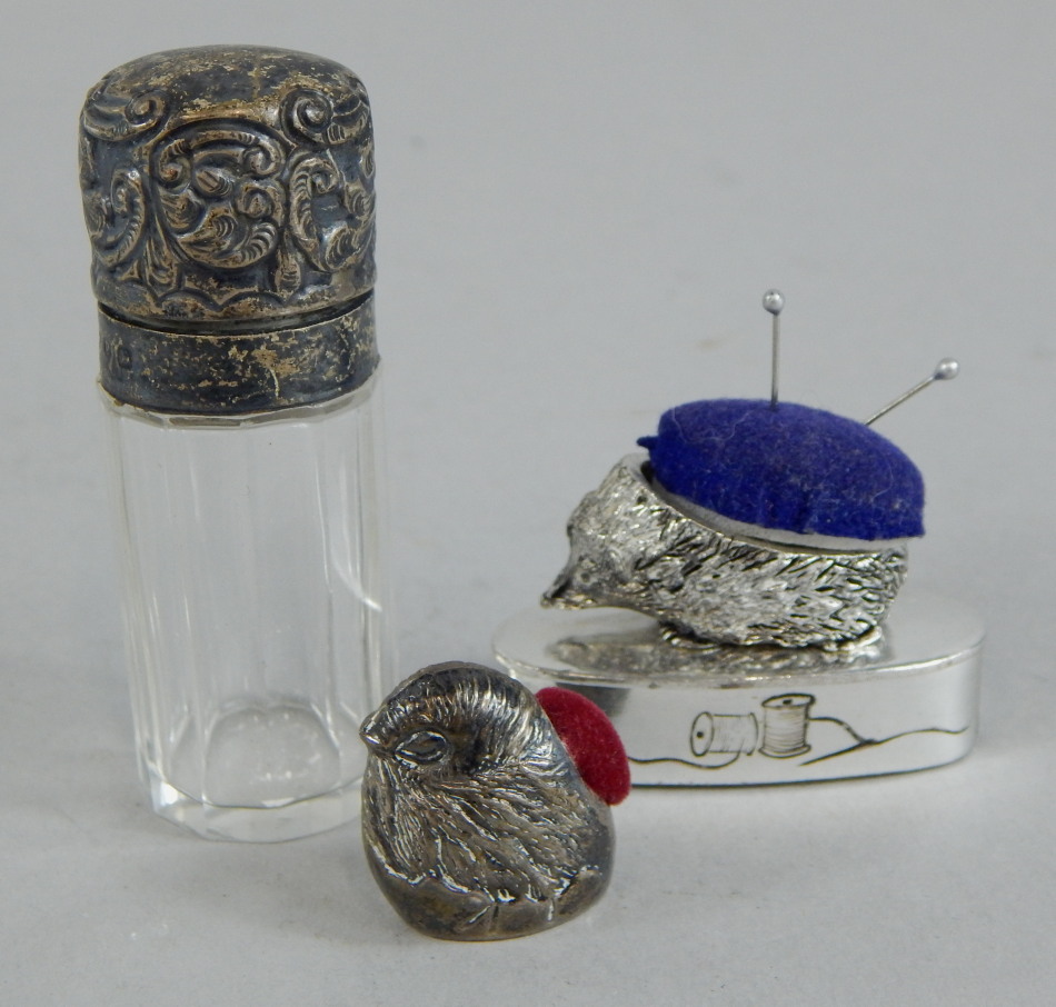 Appraisal: A collection of small silver and white metal to include