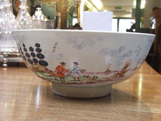 Appraisal: AN TH CENTURY CHINESE BOWL painted in the manner of