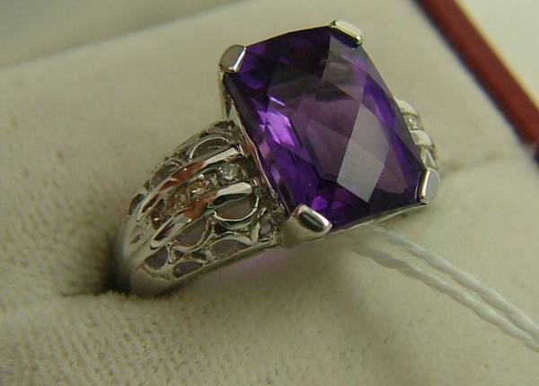 Appraisal: AMETHYST AND DIAMOND RING K white gold set with a