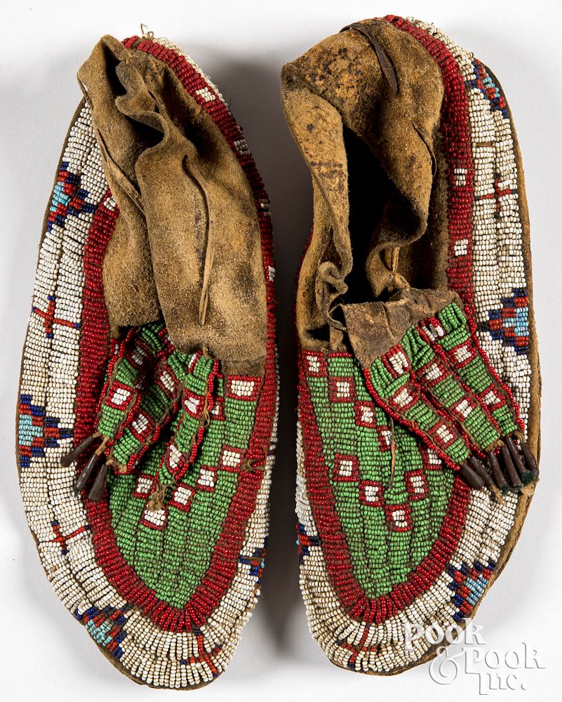 Appraisal: Pair of Native American Indian moccasins Pair of Native American