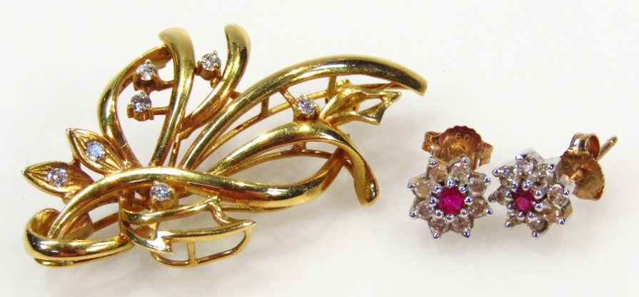 Appraisal: A ladies jewellery set comprising a floral brooch of flared