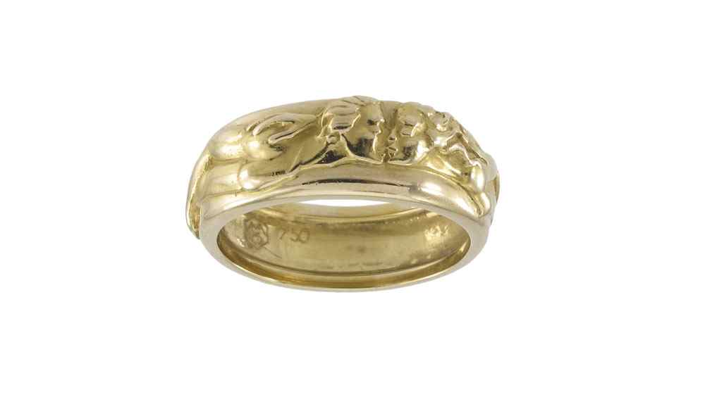 Appraisal: K GOLD BAND WITH NUDE FIGURES K yellow gold band