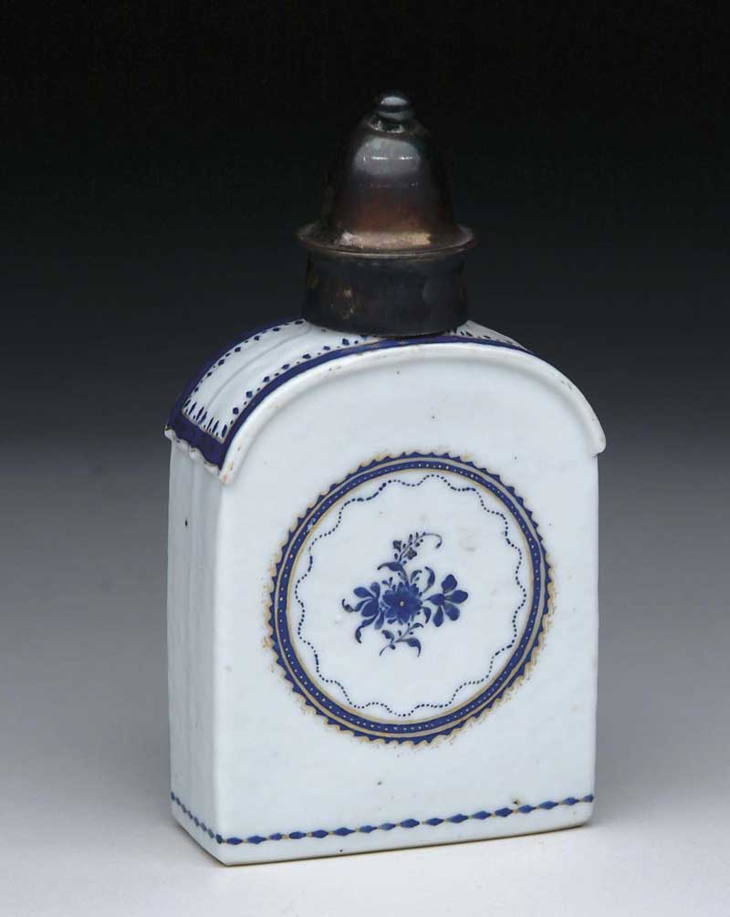 Appraisal: CHINESE EXPORT PORCELAIN TEA CADDY Decorated with gold and blue