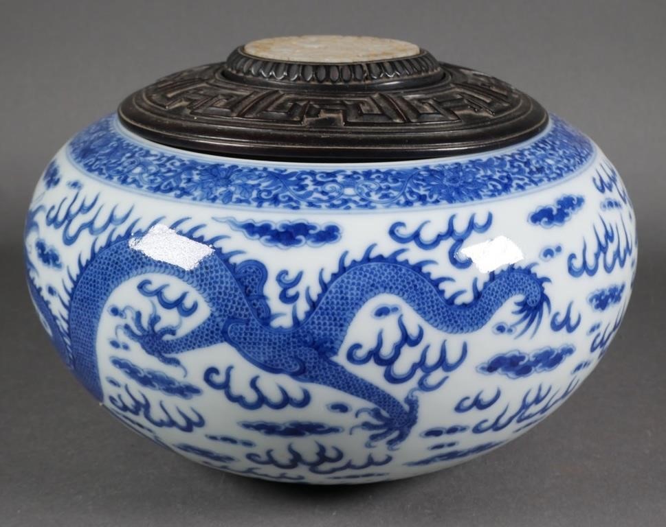 Appraisal: QING QIANLONG BLUE WHITE LIDDED JARChinese blue and white porcelain