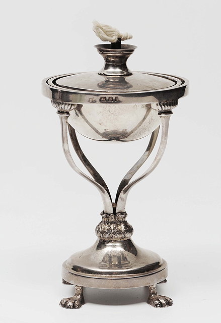 Appraisal: A SILVER TABLE CIGAR LIGHTER half round reservoir mounted on