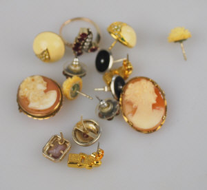 Appraisal: Two small shell cameo brooches gilt metal set red and