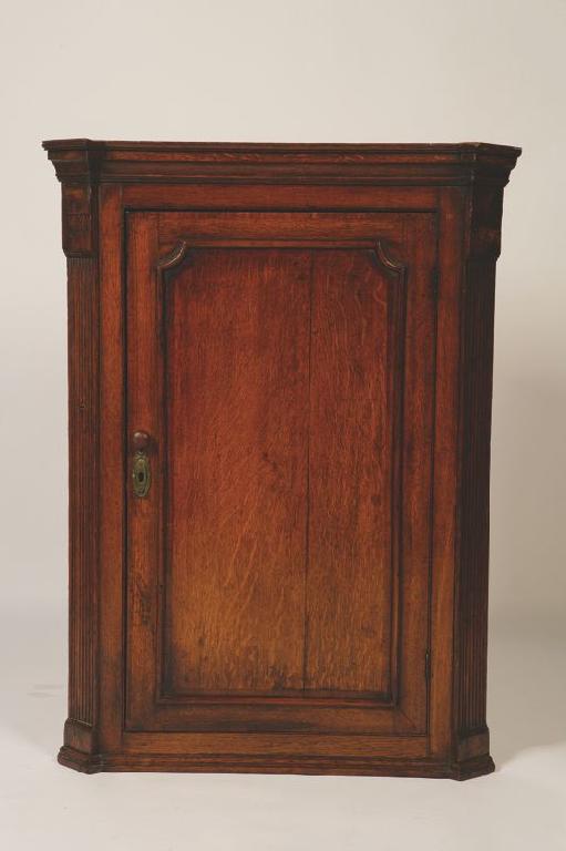 Appraisal: A GEORGE III OAK HANGING CORNER CUPBOARD with a moulded