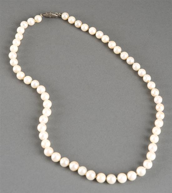 Appraisal: Cultured pearl necklace with - mm pearls Pearls are fair