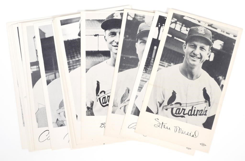 Appraisal: National League St Louis Cardinals team issued cards or photo