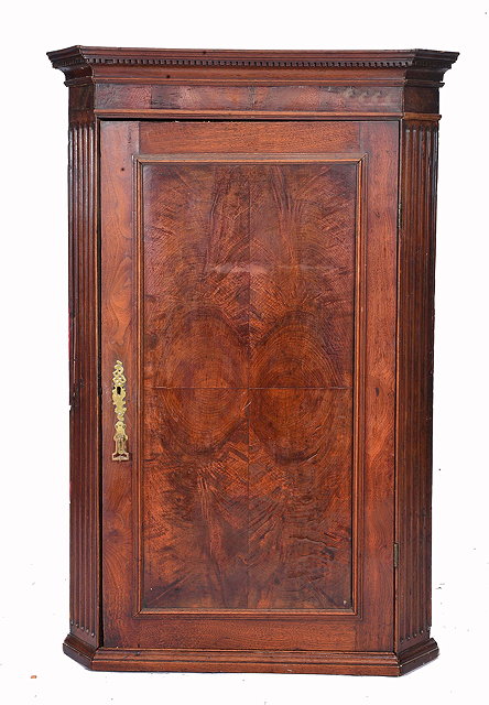 Appraisal: A GEORGE III MAHOGANY HANGING CORNER CABINET the interior fitted