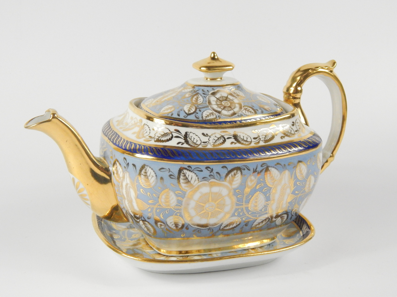 Appraisal: An early thC porcelain teapot cover and stand gilt decorated