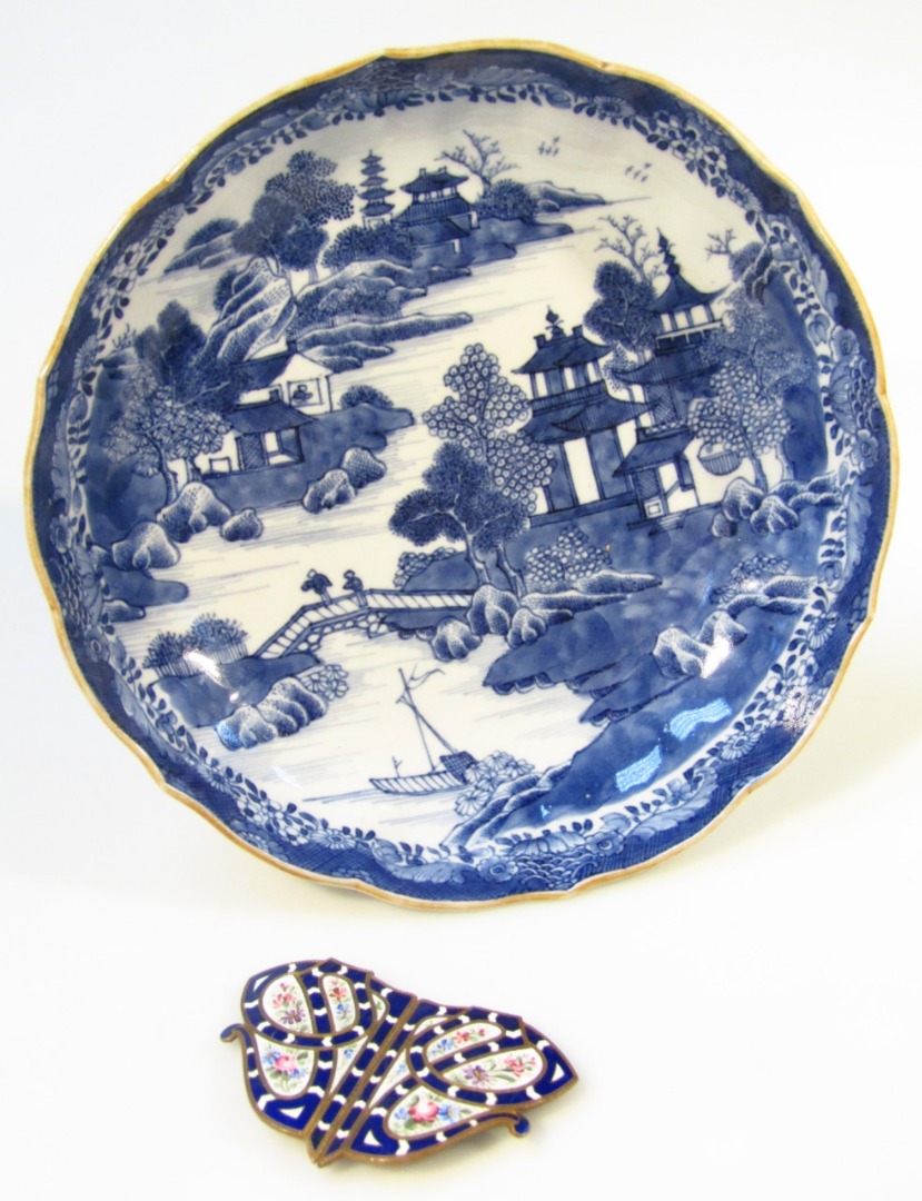 Appraisal: A thC Chinese export porcelain dish of shaped outline decorated