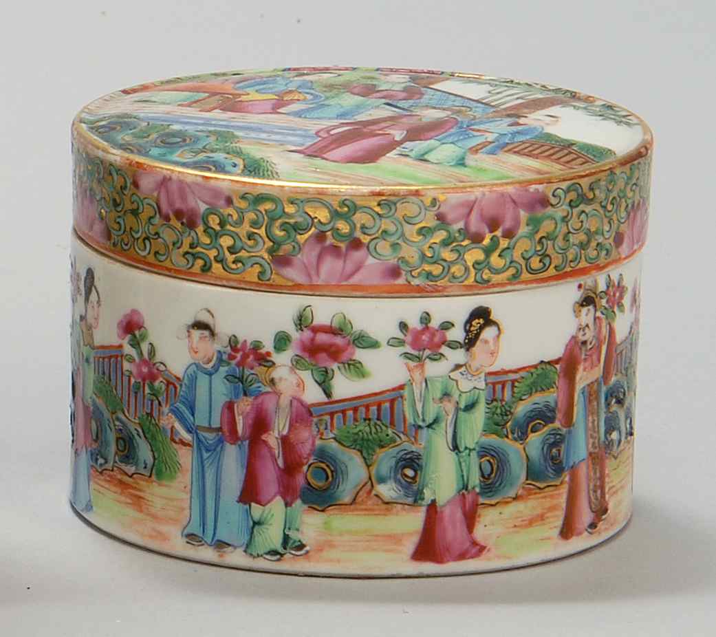 Appraisal: CHINESE EXPORT ROSE MANDARIN PORCELAIN COVERED BOX Circa In circular