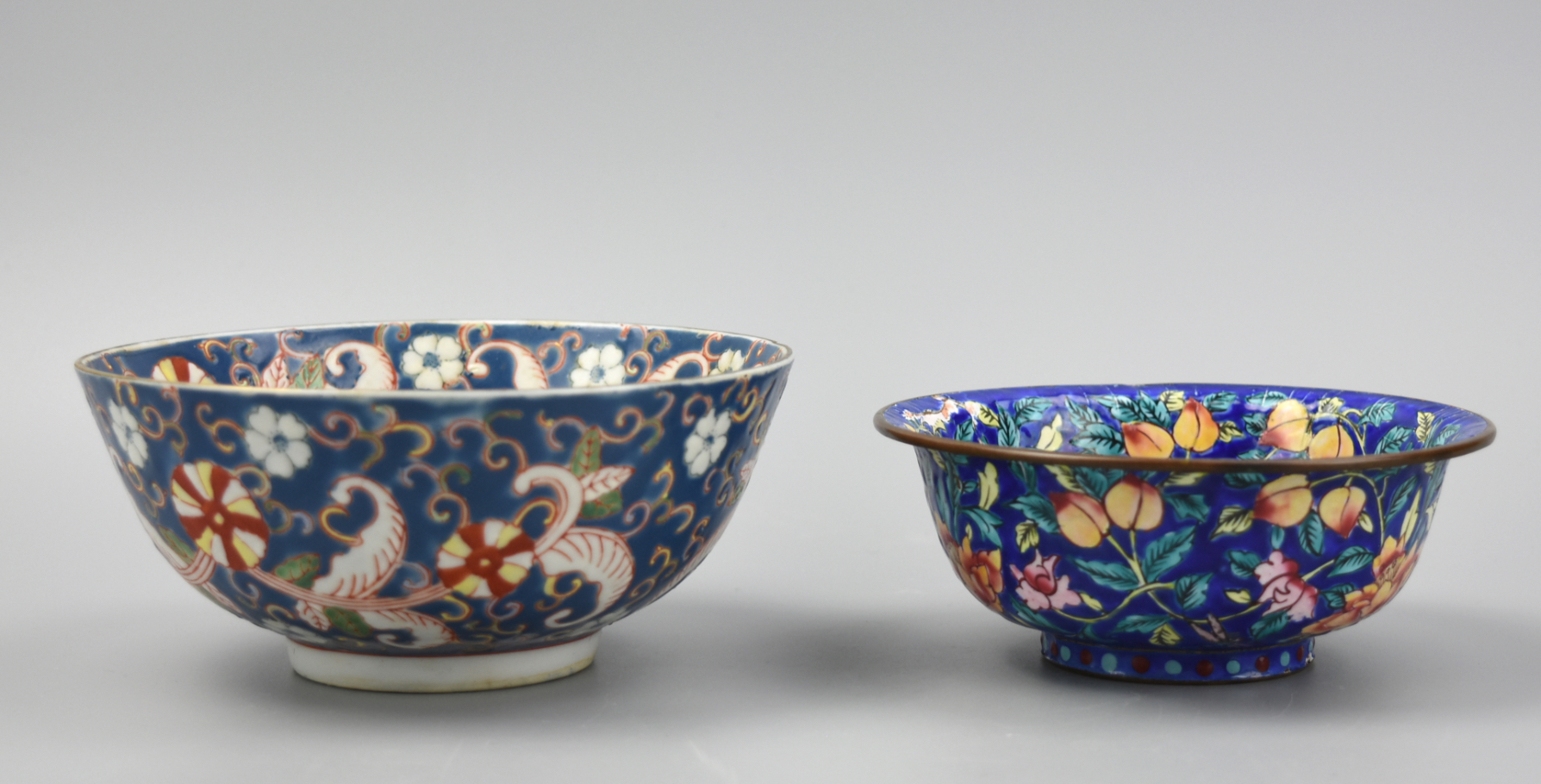 Appraisal: PAIR OF JAPANESE BOWLS ENAMEL FAMILLE ROSE A pair of