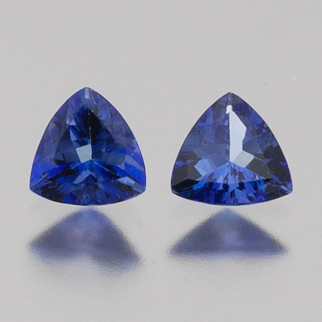 Appraisal: A PAIR OF UNMOUNTED TANZANITES CARAT Two trillion cut tanzanites