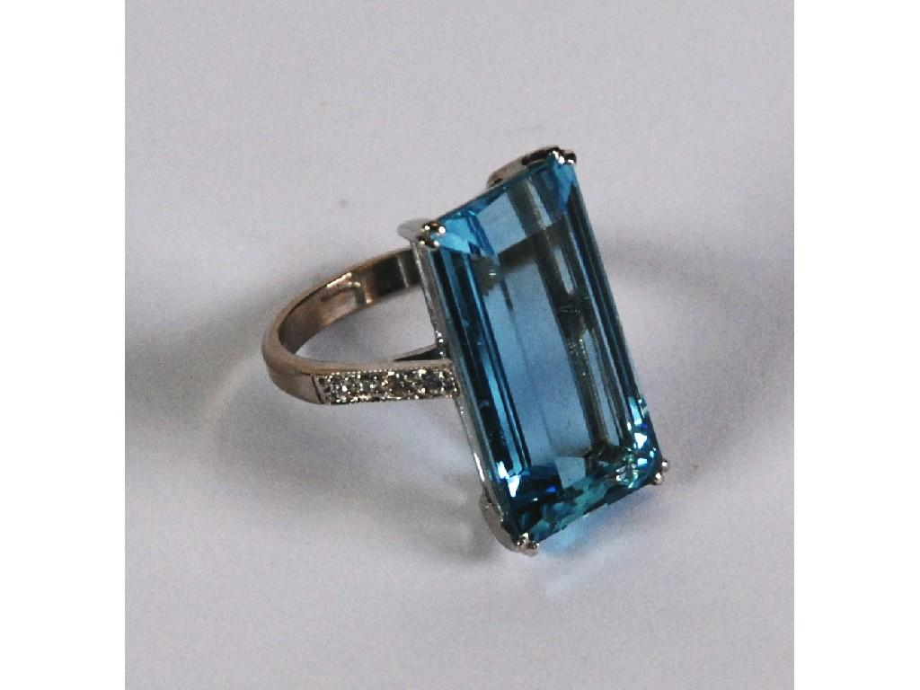 Appraisal: ct WHITE GOLD RING with a large oblong aquamarine mm