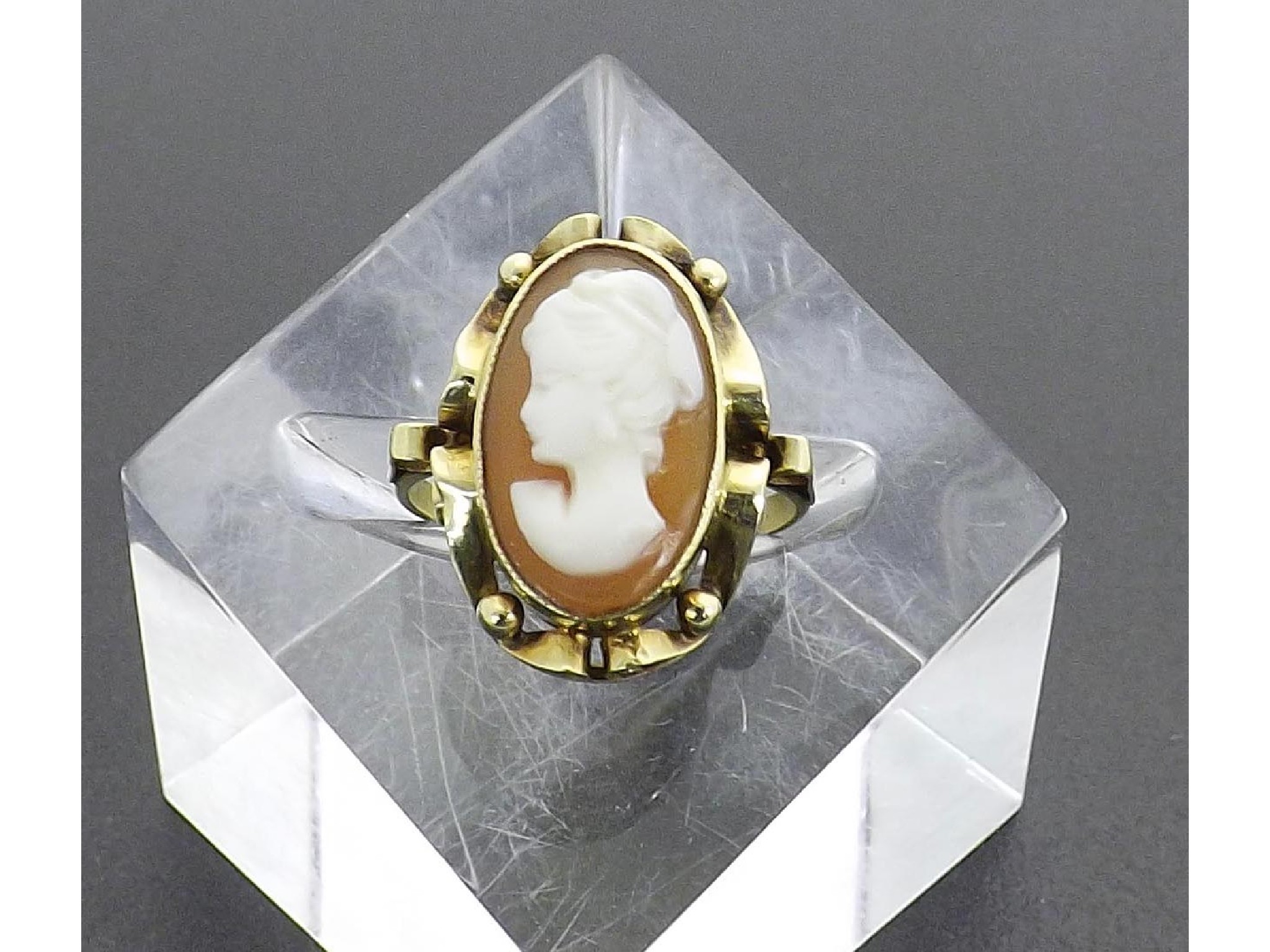 Appraisal: - -A Yellow metal oval cameo ring depicting a profile