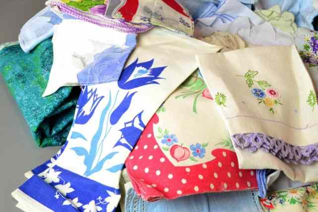 Appraisal: MISCELLANOUS TABLE LINENS HANKIES TOWELSVery nice grouping of handkerchiefs Irish