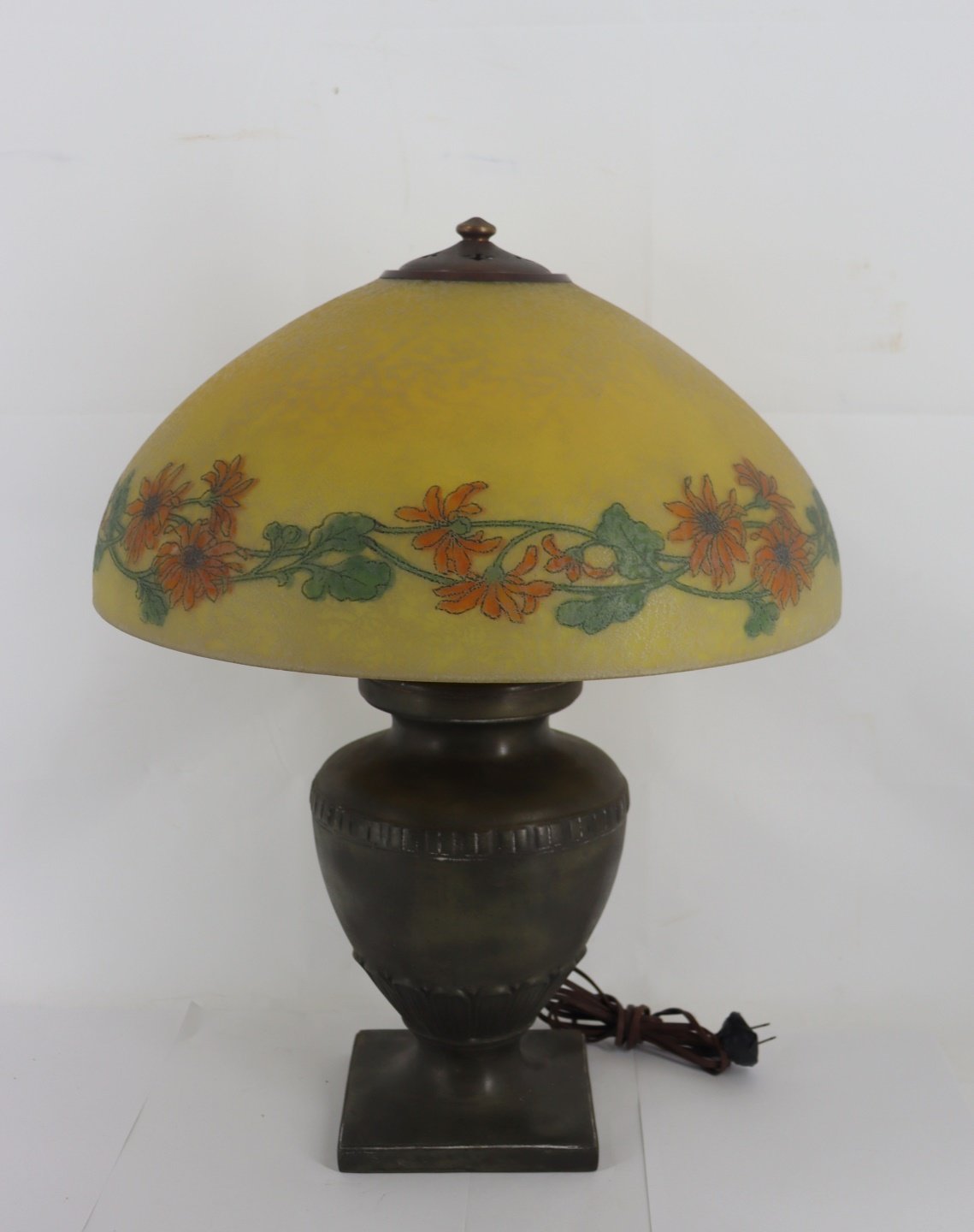 Appraisal: Handel Table Lamp With Reverse Painted Shade A chipped ice