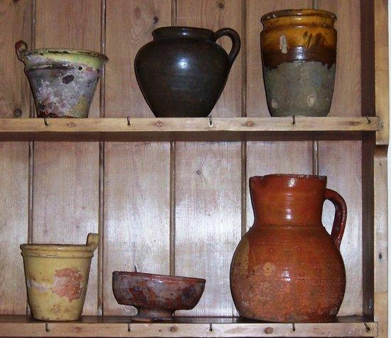 Appraisal: A quantity of Spanish pottery