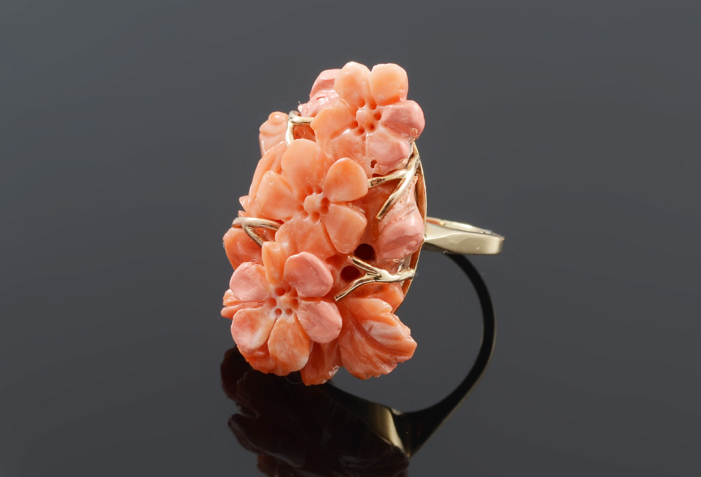 Appraisal: K YELLOW GOLD CARVED CORAL RING This dimensional carved Salmon