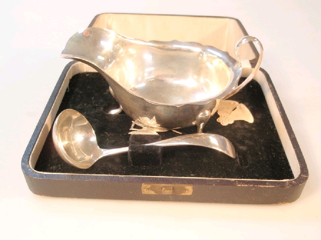 Appraisal: A George V silver sauce boat and ladle by Viners