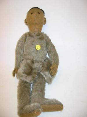 Appraisal: A Steiff pre war Eskimo doll with felt covered head