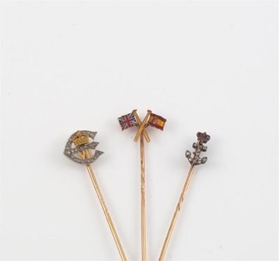 Appraisal: A diamond set stick pin The letter E and VII