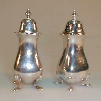 Appraisal: A pair of George V silver pepperettes of square baluster