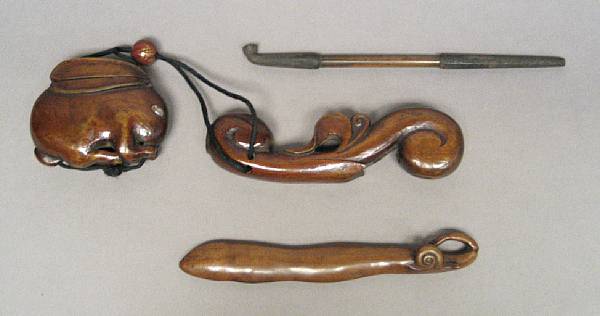 Appraisal: A Japanese wood pipe case and peapod netsuke The pipe