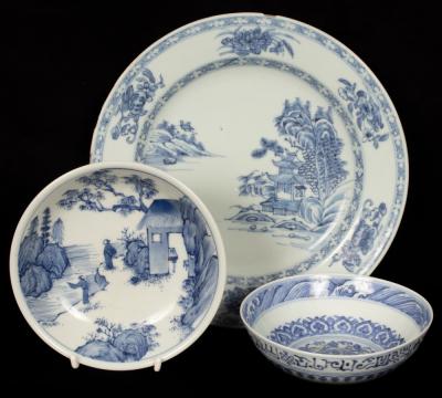 Appraisal: A Chinese blue and white porcelain plate th Century with