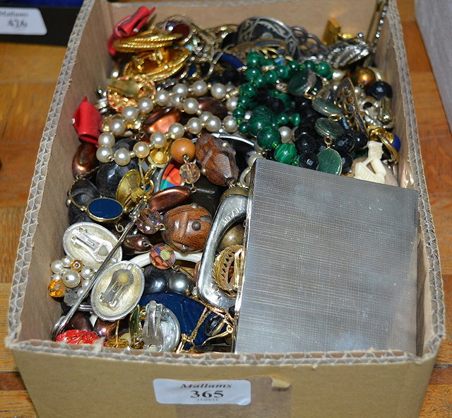 Appraisal: Quantity of miscellaneous costume and other jewelleryincluding malachite brooches etc