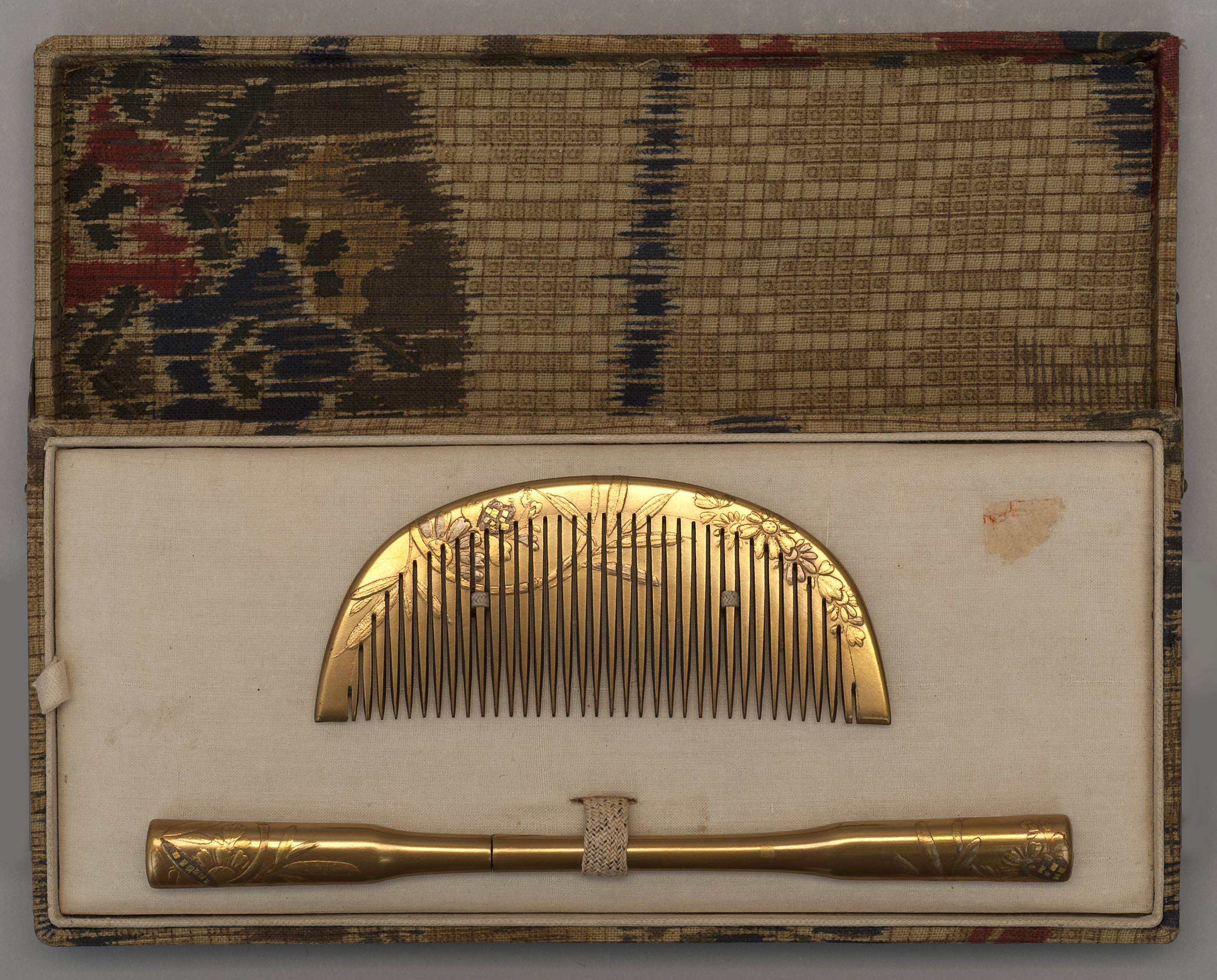 Appraisal: FINE GOLD MAKIE LACQUER COMB SET Late Meiji PeriodHair comb