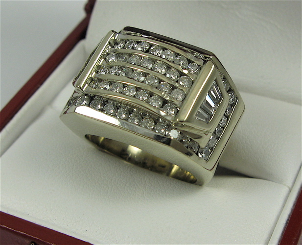 Appraisal: DIAMOND AND K WHITE GOLD RING The top of the