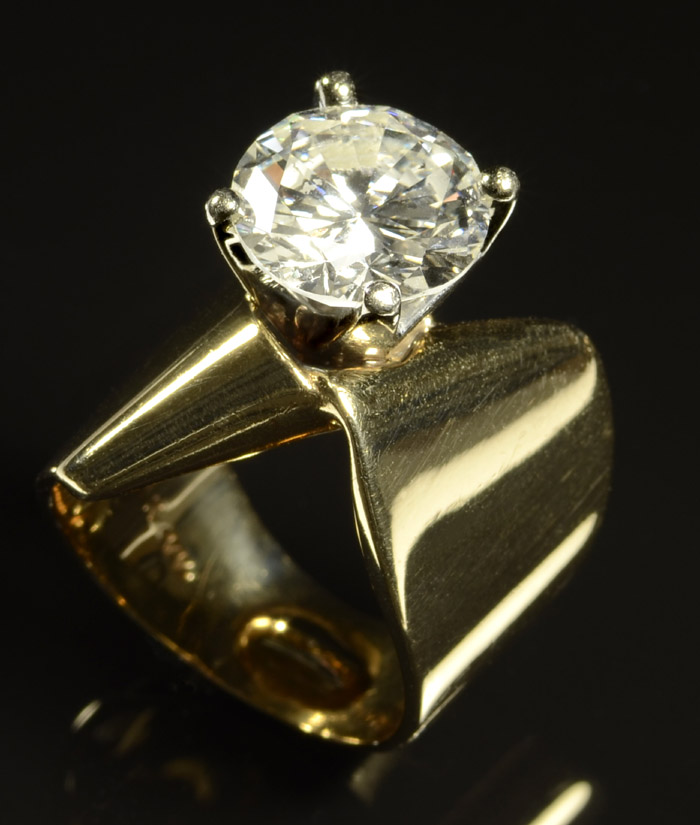 Appraisal: ESTATE DIAMOND AND FOURTEEN KARAT GOLD RING The yellow gold