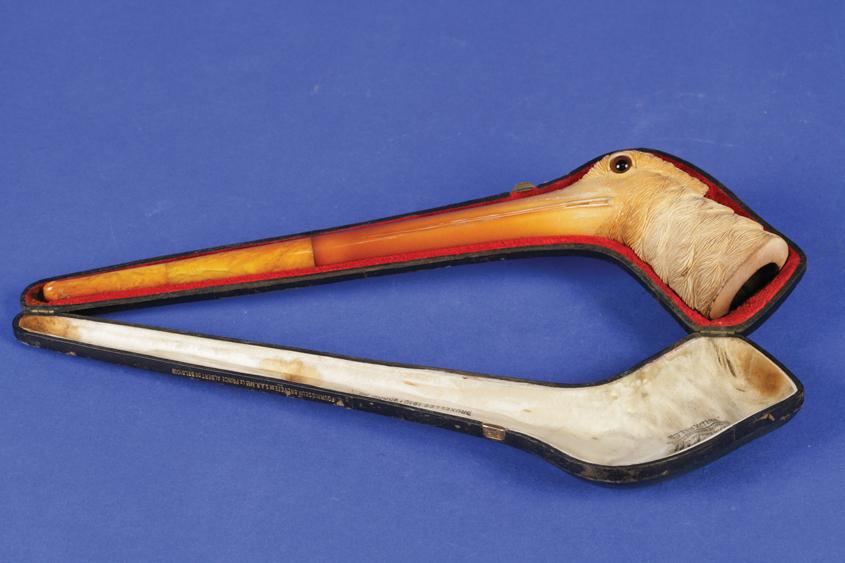 Appraisal: A CONTINENTAL CARVED MEERSCHAUM PIPE in the form of a