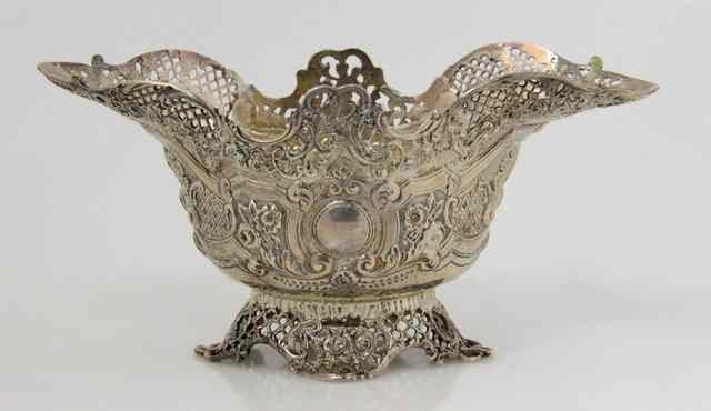 Appraisal: A silver bon-bon dish London of oval shape with pierced