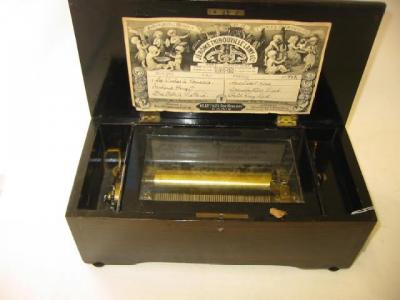 Appraisal: A SWISS MUSICAL BOX late th century with comb and