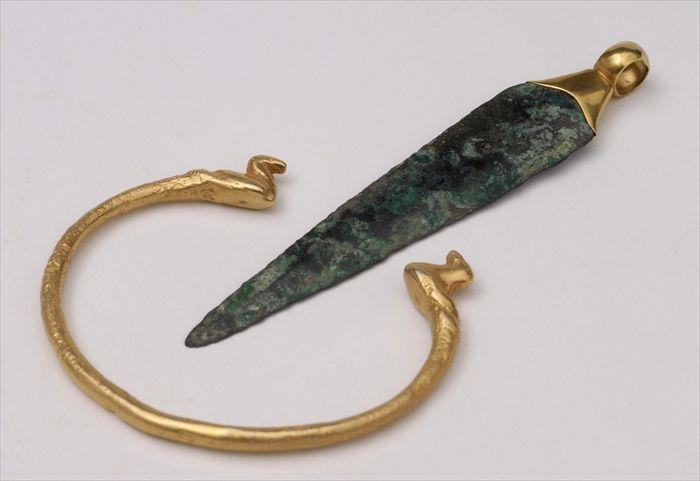 Appraisal: LURISTAN-STYLE BRONZE ARROWHEAD PENDANT Together with a gold Luristan-style bracelet