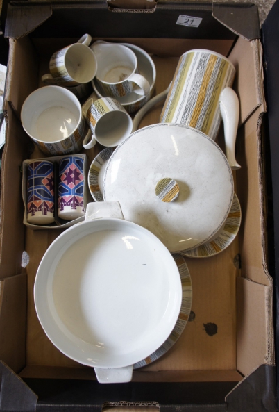 Appraisal: A collection of pottery to include mid-winter sienna part dinner