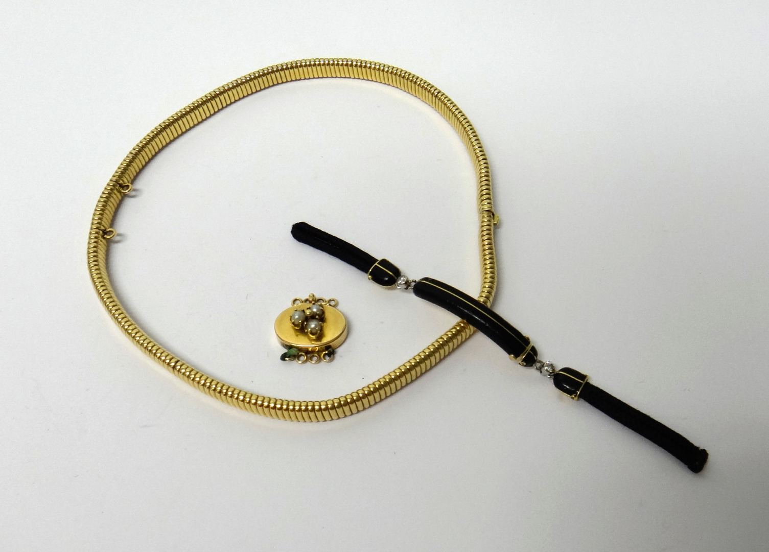 Appraisal: A gold collar necklace in a sprung serpentine link design