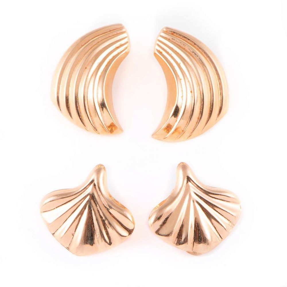 Appraisal: Two pairs of k gold clip earrings gross weight approximately