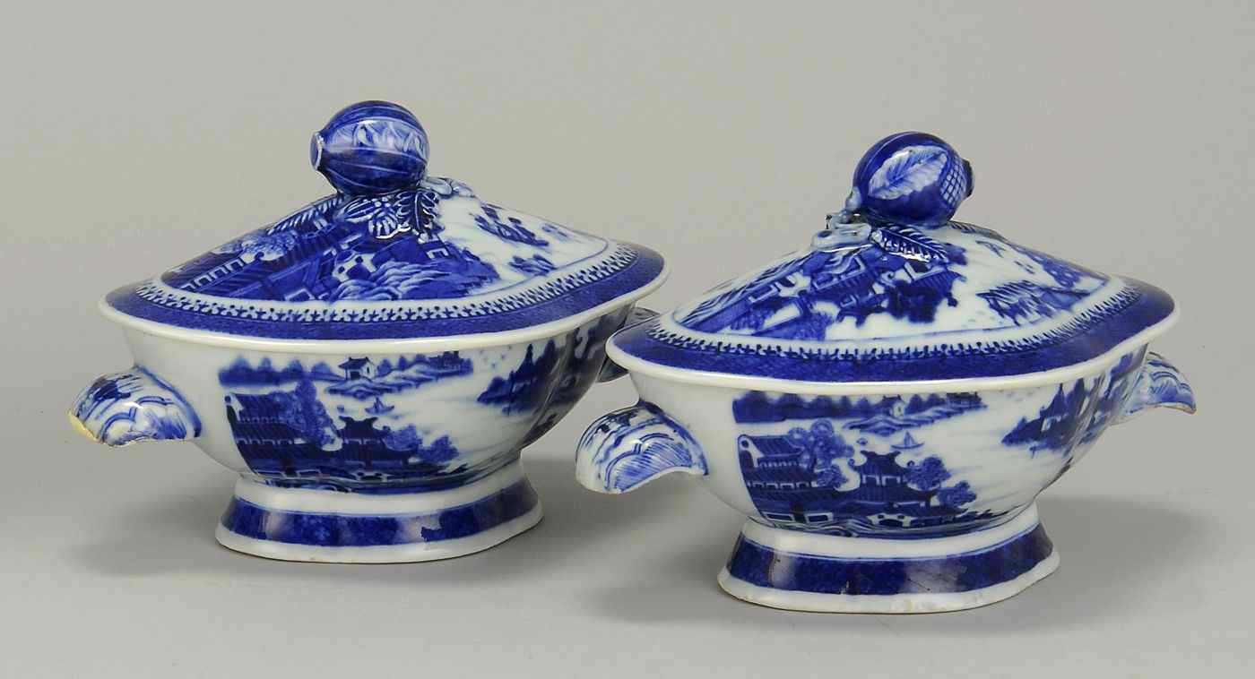 Appraisal: PAIR OF CHINESE EXPORT CANTON PORCELAIN COVERED SAUCE DISHES th