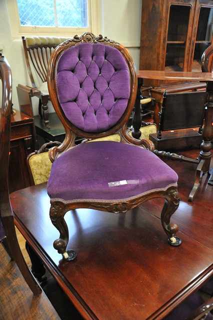 Appraisal: A VICTORAIN WALNUT BUTTON BACK LADIES CHAIR IN PURPLE UPHOLSTERY