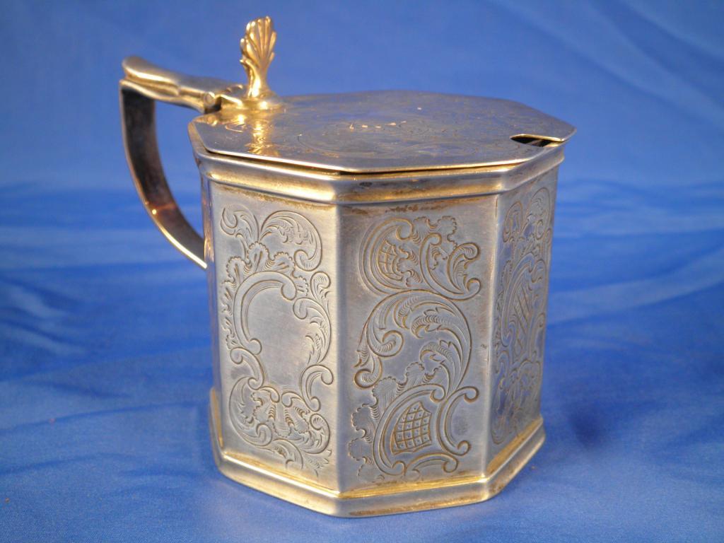 Appraisal: A Victorian silver octagonal drum shaped mustard pot with a