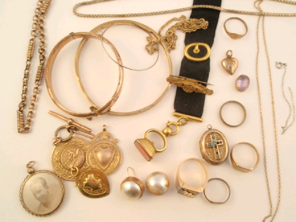 Appraisal: A selection of ct and other metal jewellery and trinket