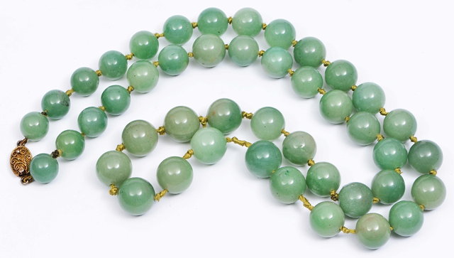 Appraisal: A CHINESE JADE NECKLACE with gilt metal filigree clasp approximately