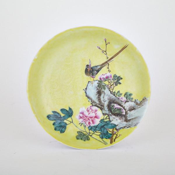 Appraisal: Famille Rose Yellow Ground Plate Guangxu Mark Republican Period Depicting