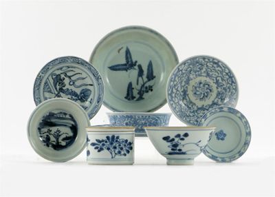 Appraisal: Chinese blue and white porcelain comprising seven various bowls and